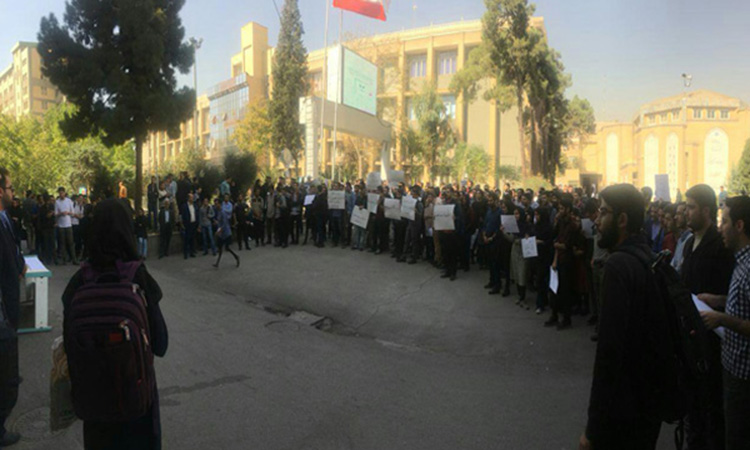 Students protest against President Rouhani’s nominee to head the Science Ministry, Mansour Gholami, at Amirkabir University of Technology in Tehran.